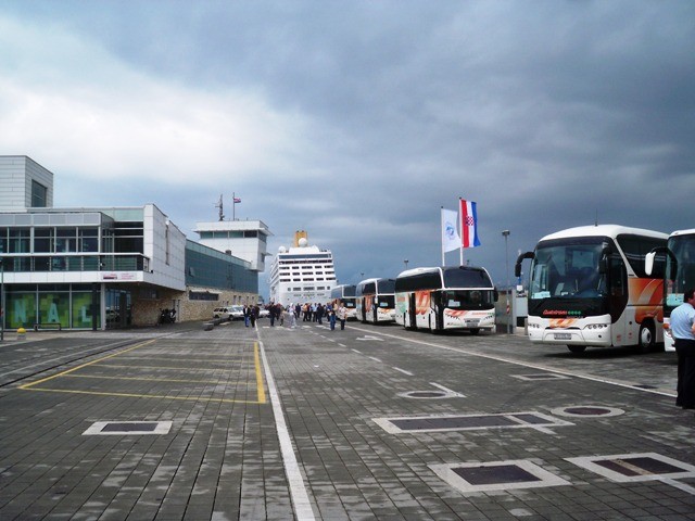 Kruzer Adonia cijeli dan u Rijeci, a putnički terminal i dalje ZATVOREN
