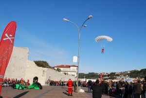 DJED BOŽIĆNJAK PONOVO STIŽE S PADOBRANOM NA RAB