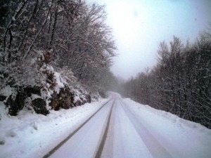 Slab snijeg povremeno pada u Lici i Gorskom kotaru