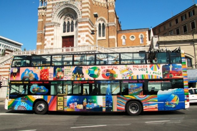 TuRistički autobus krenuo na svoju turu između Rijeke i Opatije