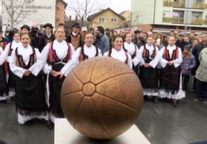 Spomenik prvoj nogometnoj lopti