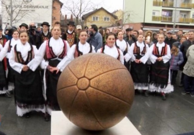 Spomenik prvoj nogometnoj lopti