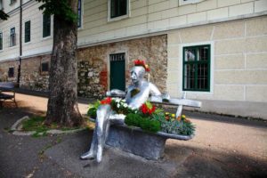 SPOMENICI POZNATIH POVIJESNIH LIČNOSTI OSVANULI U CVJETNOM RUHU