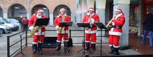 OPATIJA: Djedovi Božićnjaci sviraju sax na Ledenoj čaroliji