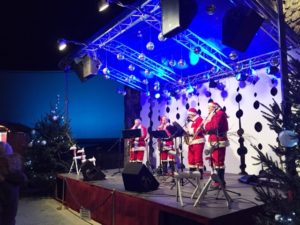 Djedovi Božićnjaci toplim zvucima saksofona darivali posjetitelje Ledene čarolije