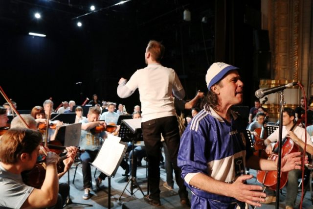 Riječki simfonijski orkestar izvodi navijačku himnu uz ikonu riječkog rocka
