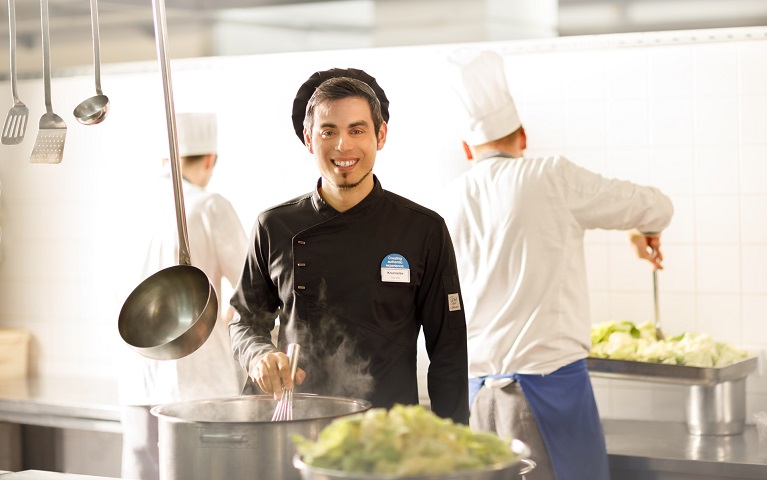 Zašto titula “chef” nije hrvatski – i zašto bismo ponovno trebali cijeniti riječ “kuhar”