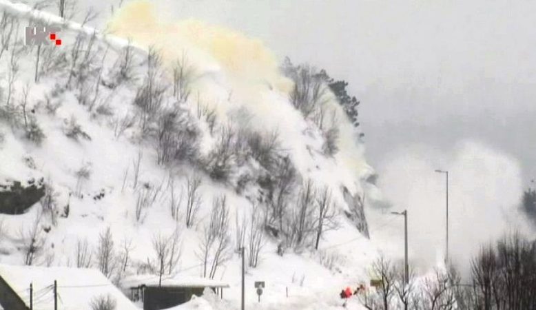 Minirane naslage snijega na cesti kod Fužina