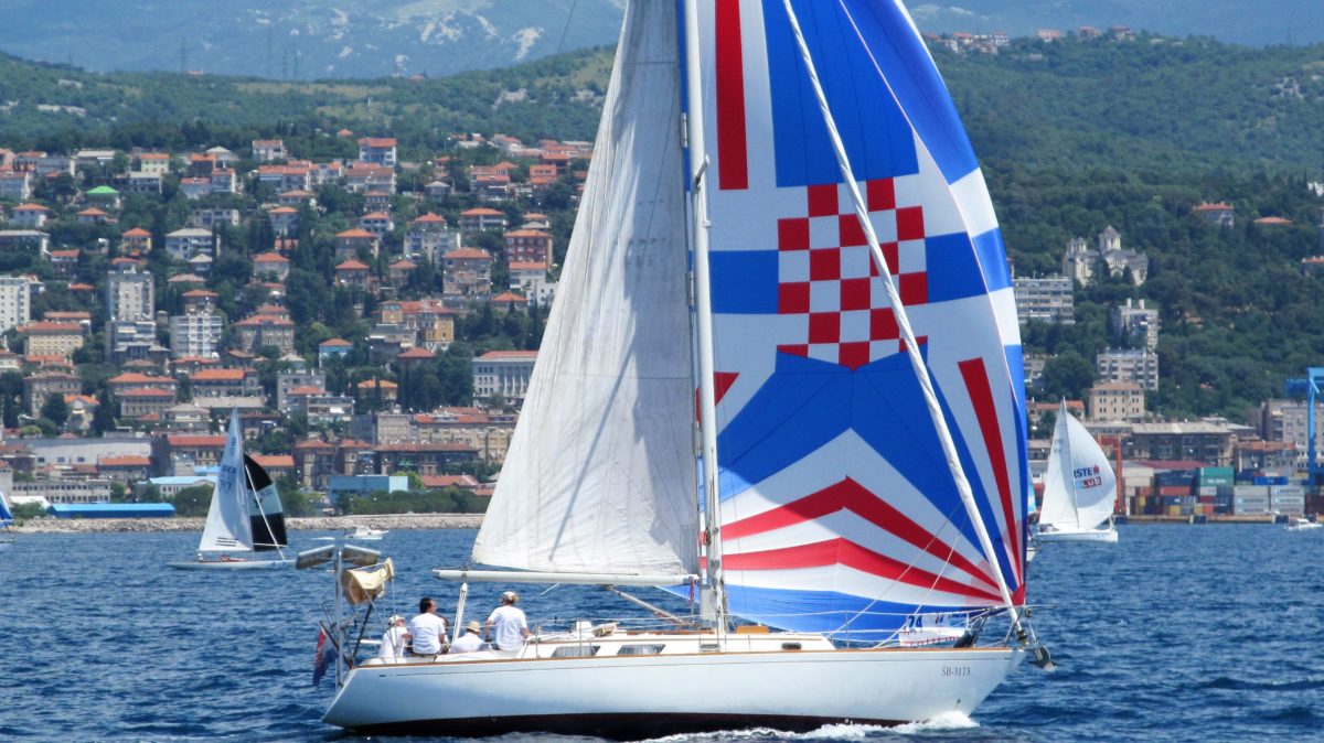 Na Fiumanci zaplovio najveći hrvatski grb ikad