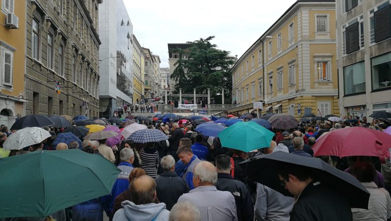 3 majci pritišću grad, PGŽ i državu