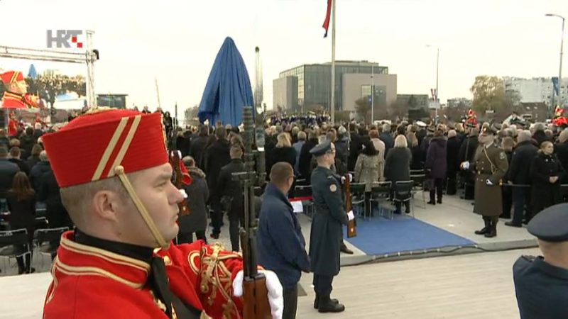 Otkriven spomenik Tuđmanu bez Bandića