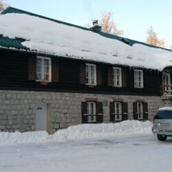 Nakon godina propadanja i upozorenja gostiju: Mali dom na Platku konačno ide u rušenje, stiže novi planinarski dom