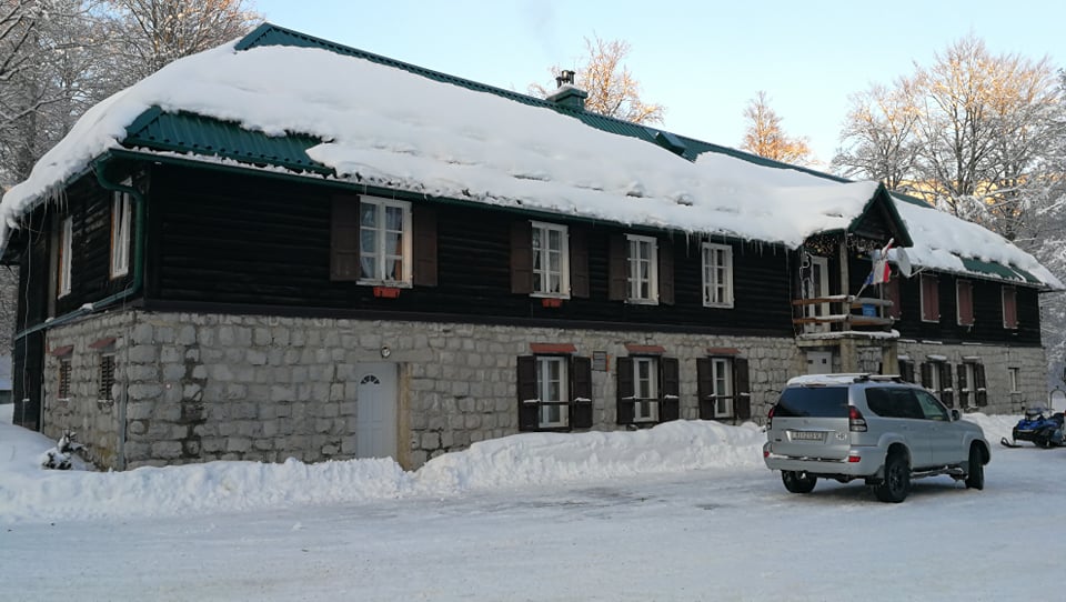 Nakon godina propadanja i upozorenja gostiju: Mali dom na Platku konačno ide u rušenje, stiže novi planinarski dom
