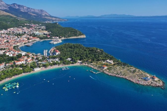 Makarske plaže pune već početkom lipnja