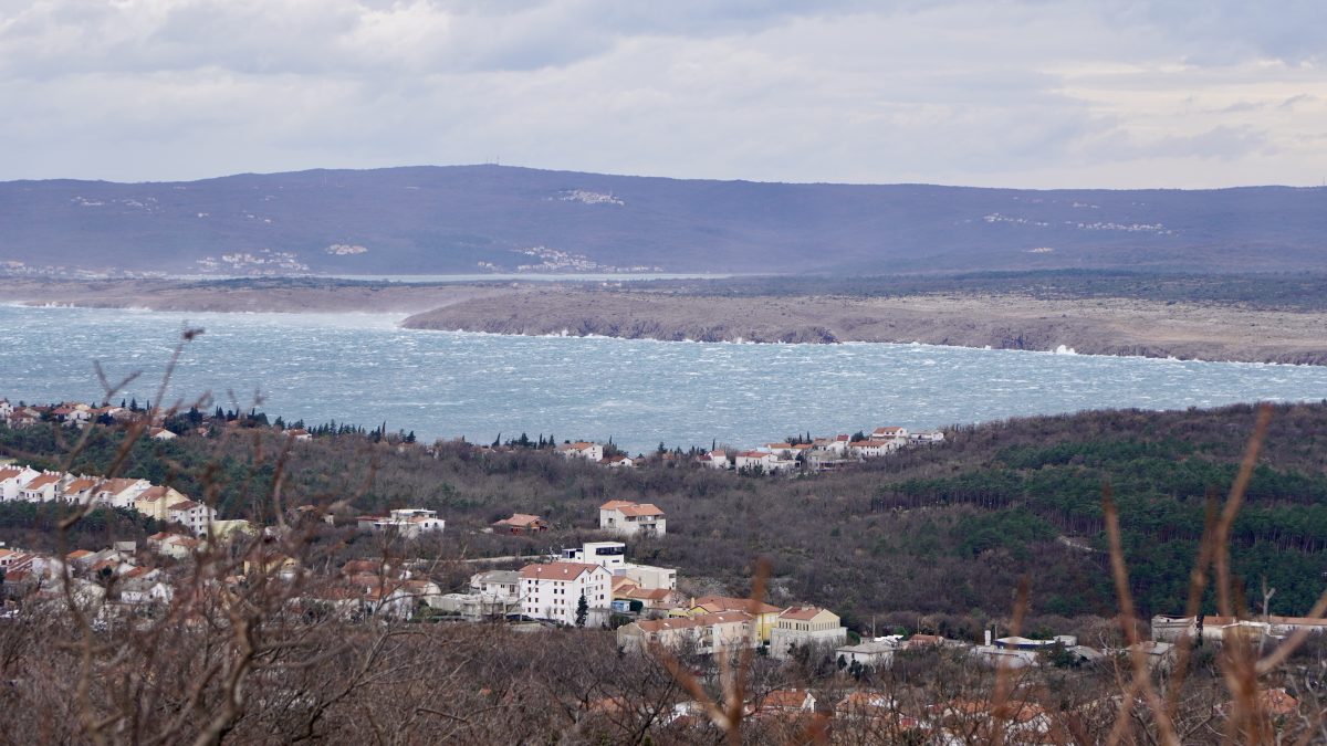 Bura pomalo popušta, uspostavljene neke trajektne linije