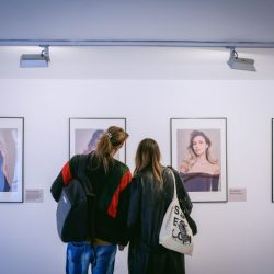 U centru Zagreba otvorena izložba koja plijeni pažnju – kosom