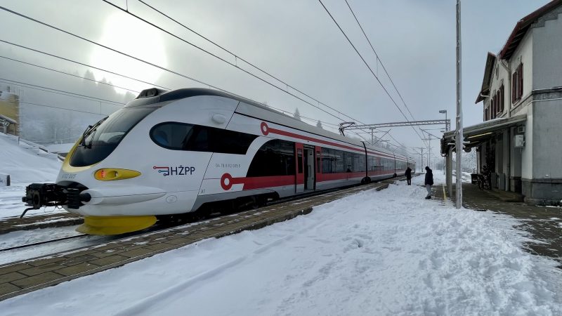 Led okovao Knin: Lomila se stabla, vlak stajao 12 sati