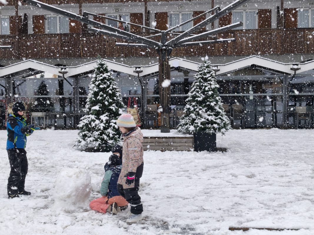 Već dva dana pada snijeg u Kranjskoj gori