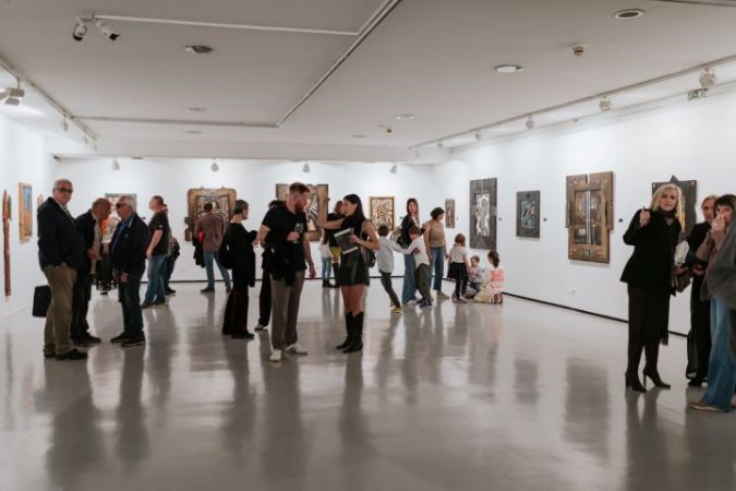 Vodstvo izložbom Lica kaosa Klasa Grdića