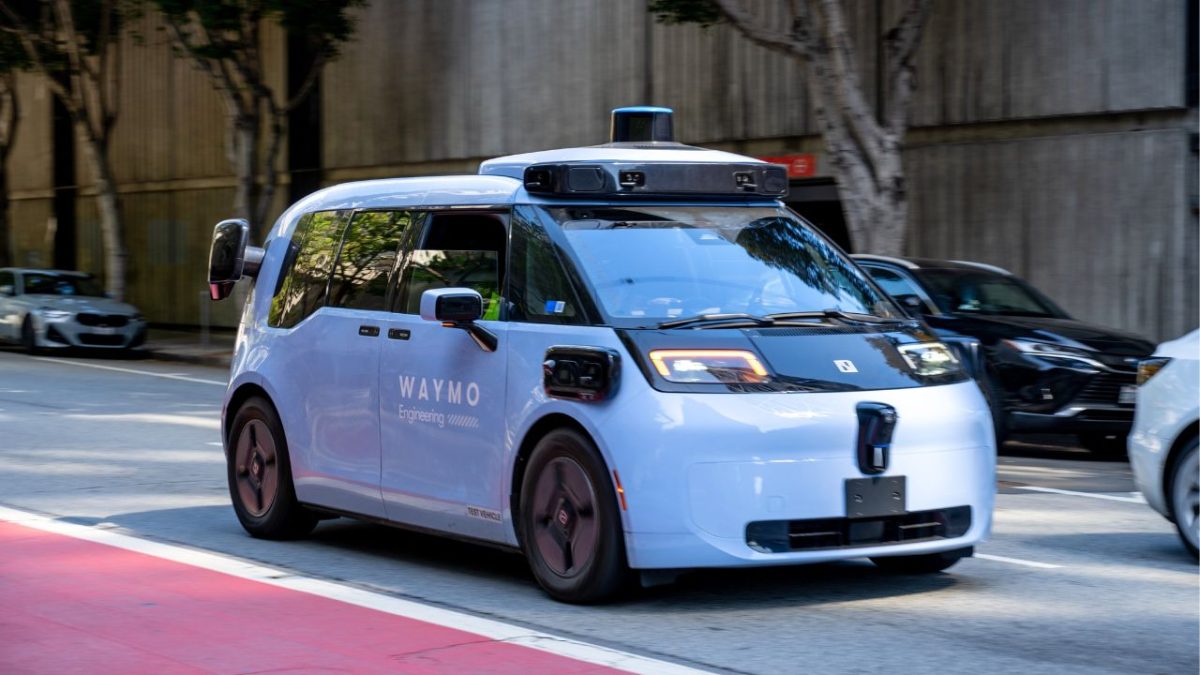 Waymo opoziva 3.800 robotaksija: problem s vožnjom kroz poplavljene ceste