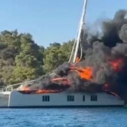 Na otoku Hvaru izgorio katamaran i potonuo na morsko dno