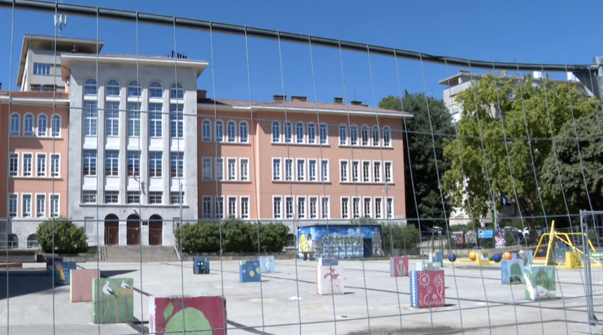 Zbog garaže kojoj prijeti urušavanje, tri mjeseca već ne mogu preko trga